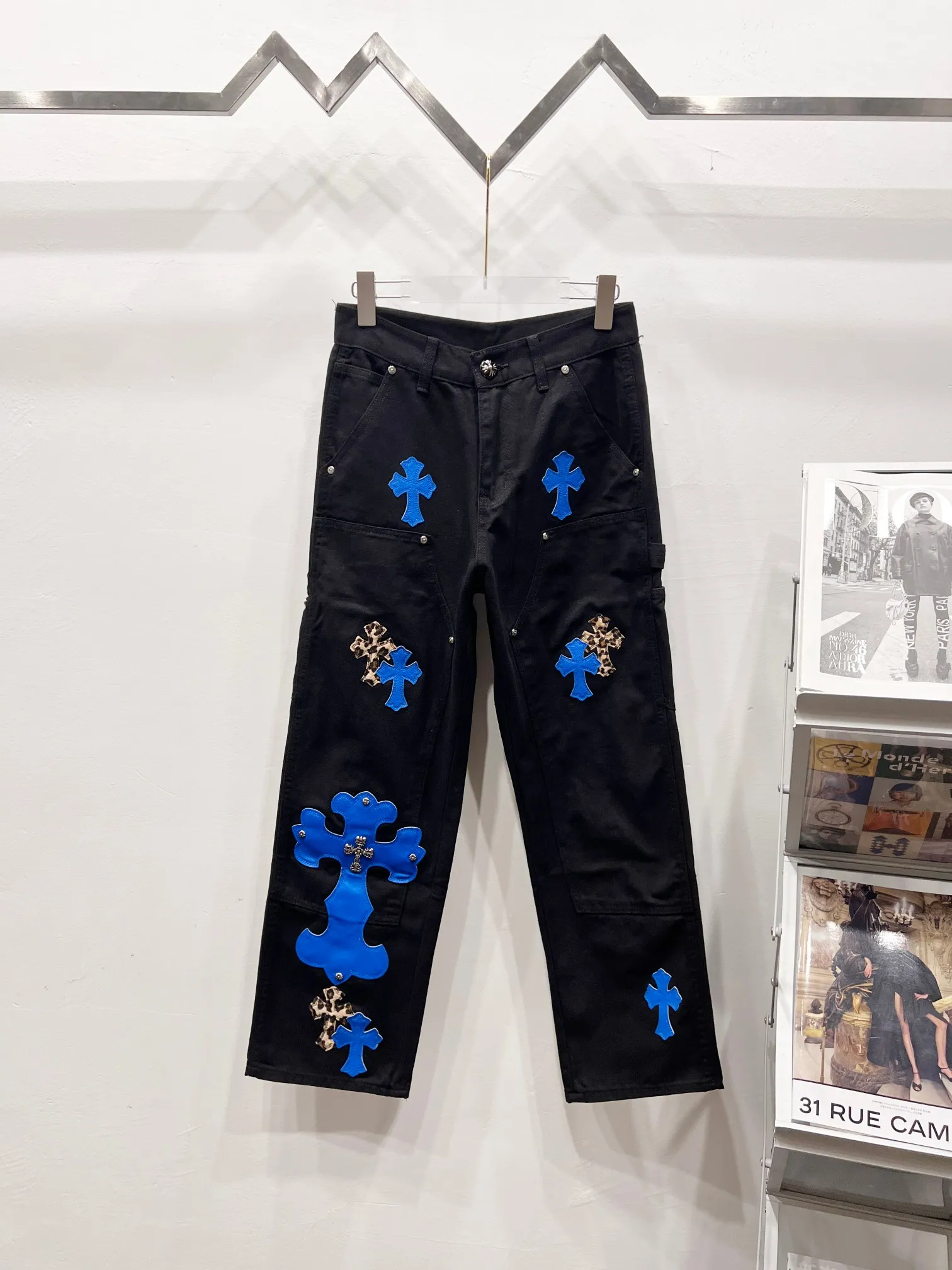 P290 Style No.: (r031) chrome hearts Top Cow King F&F Limited to friends and family 1of1 Carhartt base version Jeans Three-dimensional version Loose and comfortable, not picky about body shape Look taller and slimmer Factory Seiko Original factory quality control Same style for men and women Can be matched with couples Versatile recommendation Must-have jeans for all seasons Hipsters have been disappointed From the quality selection of fabrics, the tailoring of details, and the matching of patterns are impeccable! The upper body is so handsome when worn...it can be easily worn by men, women and children! The craftsmanship is made of heavy-duty washed pure cotton denim fabric. After washing, it is soft and thick and looks very stylish when worn. Size: 28, 30, 32, 34, 36 (S-XXL) Color: black